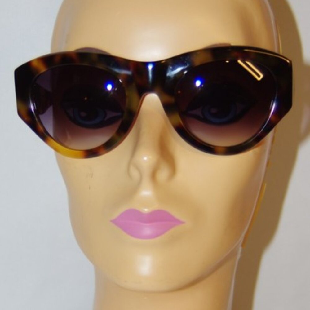 Stylish Tortoiseshell Sunglasses with Case